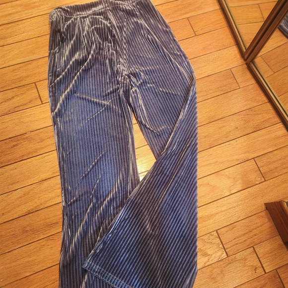 SLINKY, SEXY PANTS - Picture 2 of 4